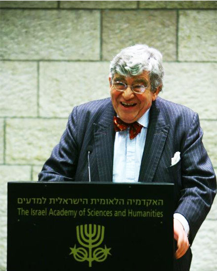 Professor Jonathan Riley-Smith behind a podium at the Israel Academy of Sciences and Humanities.